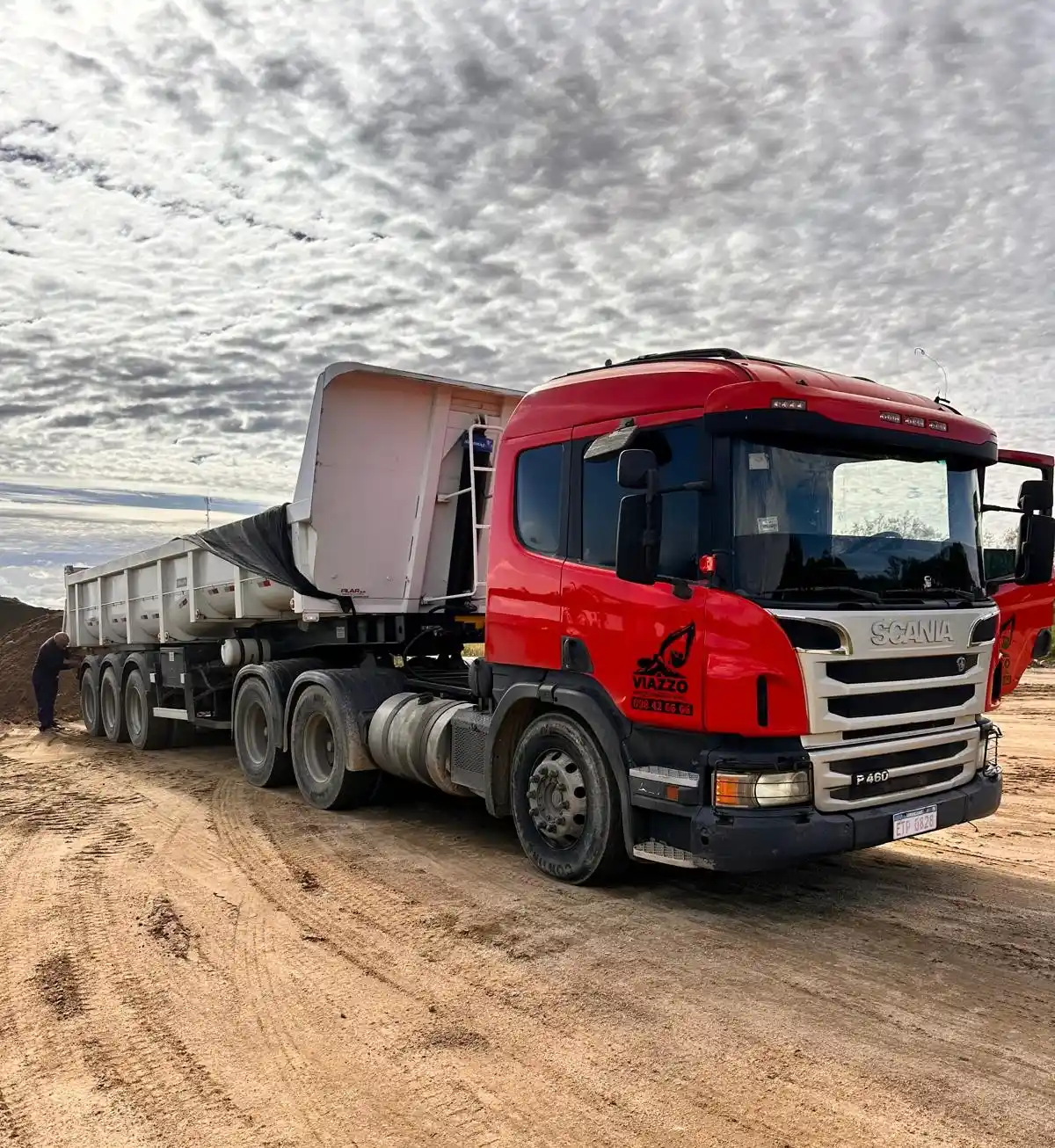 Camión volcadora rojo — retiro de escombros y acarreos en Uruguay