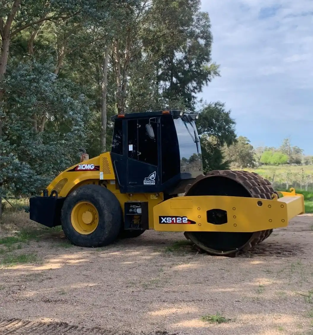 Cilindro compactador con pata de cabra XCMG XS122 — bases, sub-bases y terraplenes