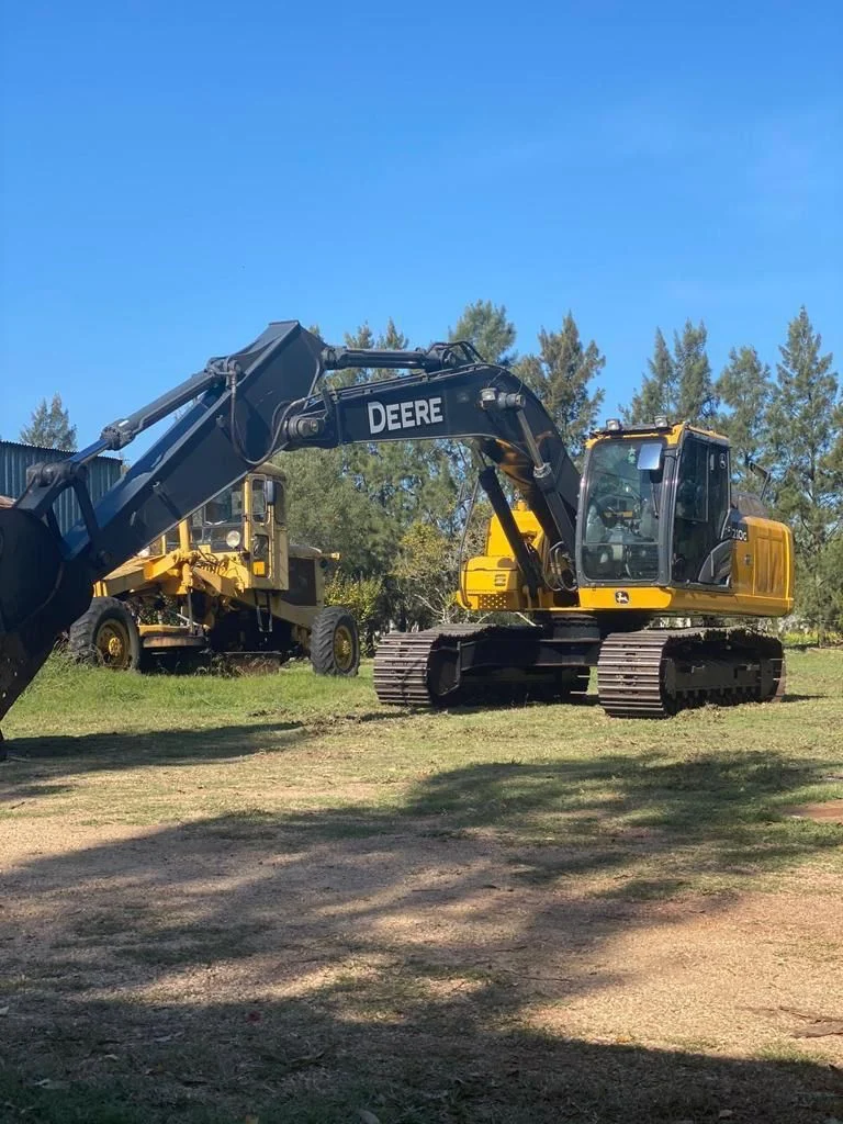 Excavadora Deere (brazo completo) — alquiler con operario en Uruguay