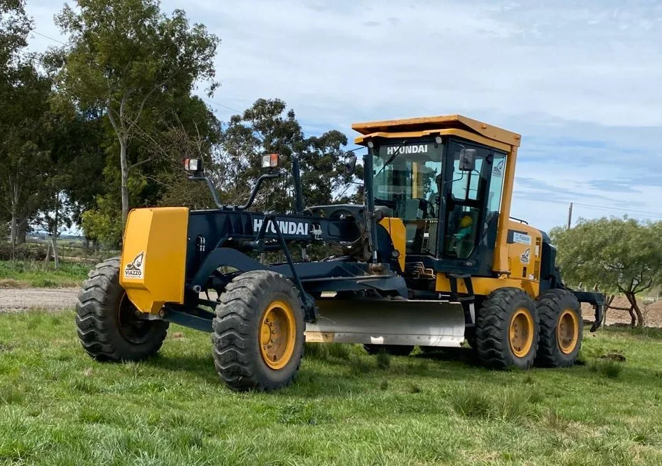 Motoniveladora Hyundai — caminería rural y urbana