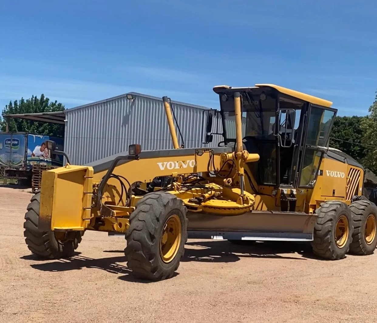 Motoniveladora Volvo — caminería rural y urbana